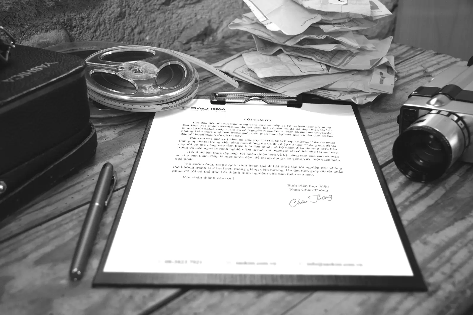 Un contrat posé sur un bureau, prêt à être signé