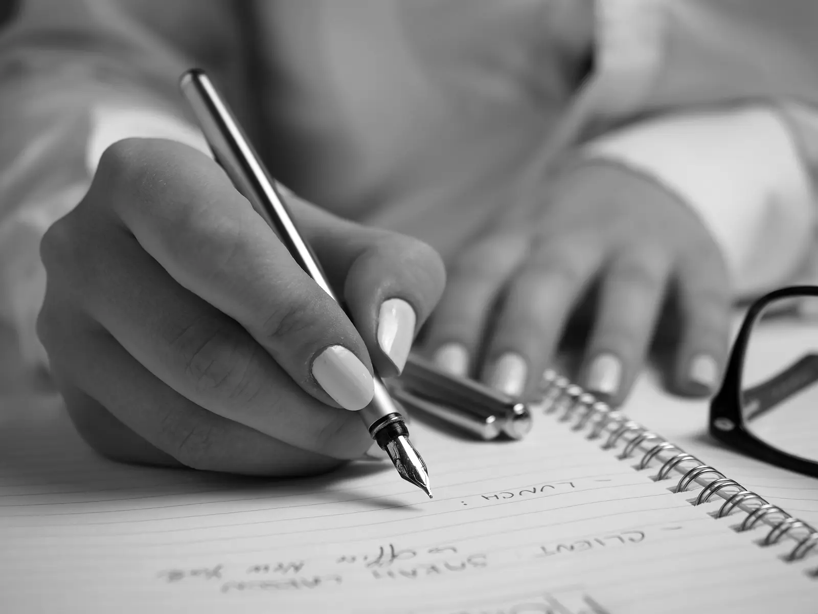 Une main qui prend des notes au stylo plume