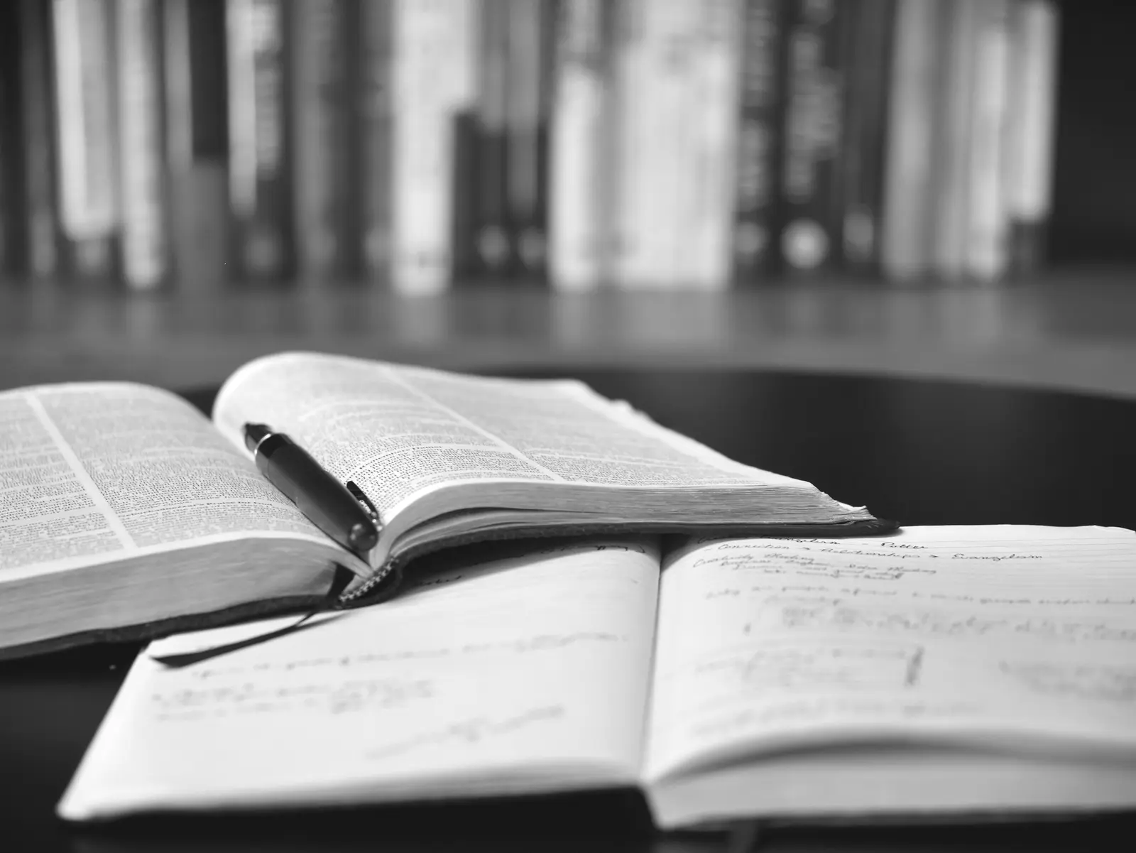 Un livre ouvert et un stylo sur une table