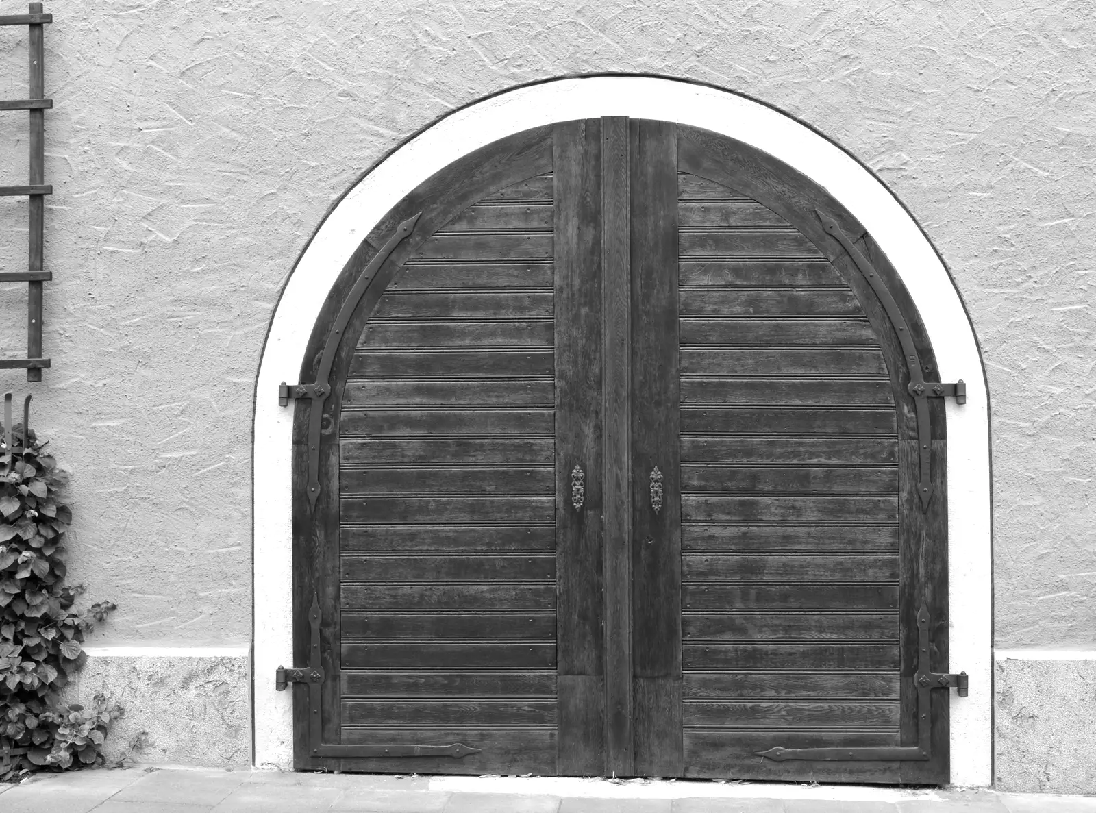 La porte d’entrée en bois du cabinet