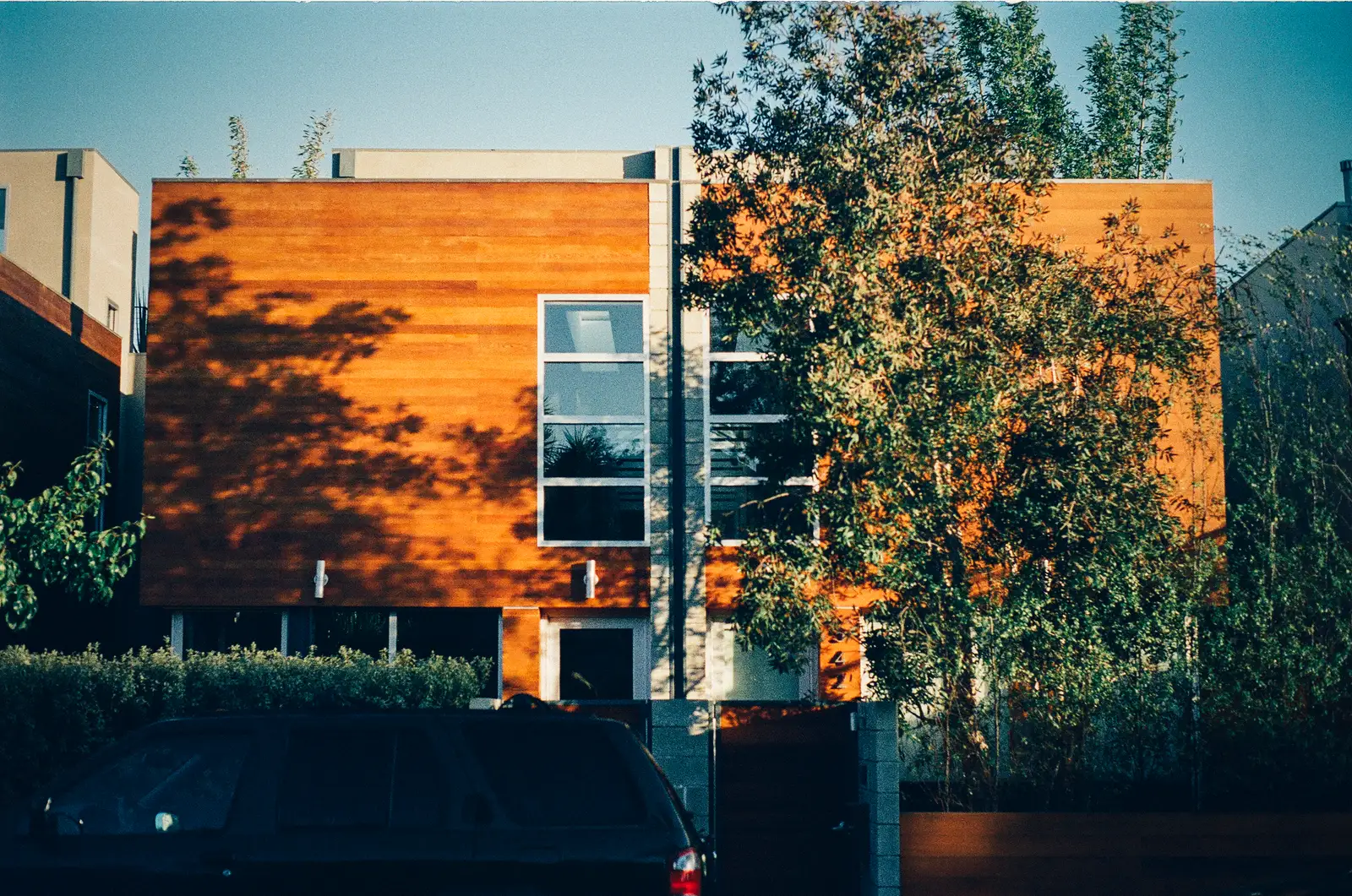 Une maison à bardage bois au soleil couchant