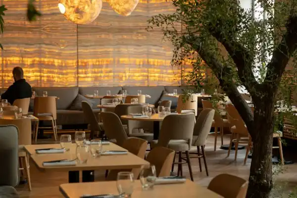 La cour intérieure, tables sous un arbre