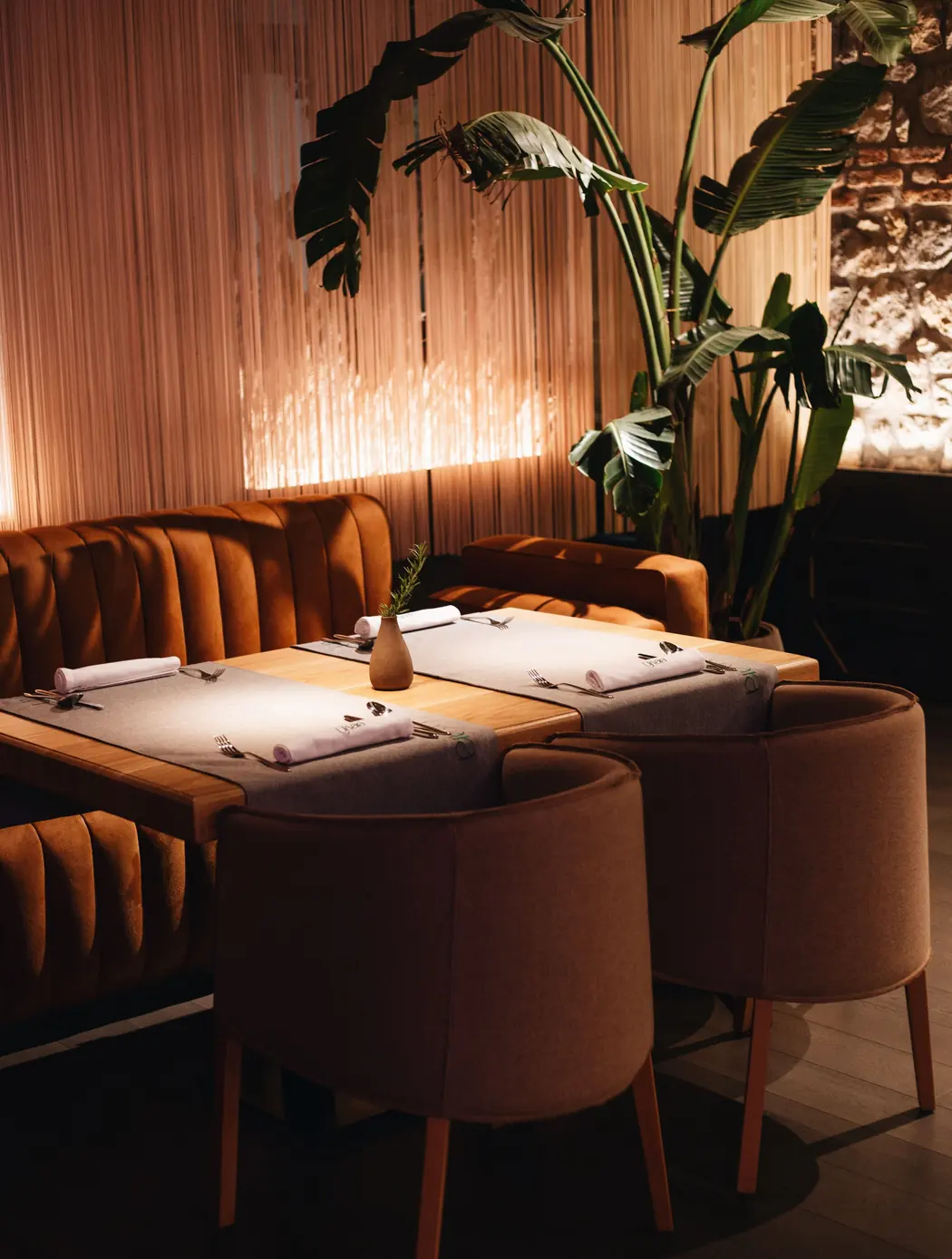 La salle du restaurant, banquettes et suspensions